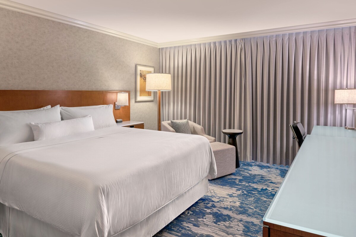 Premium bedding, down comforters, in-room safe, desk