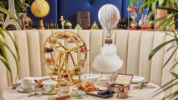 供应早餐、午餐和晚餐,泳池景观