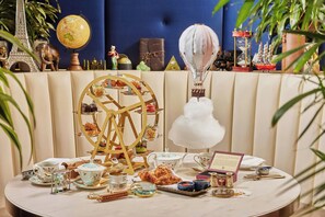 Serviço de café da manhã, almoço, jantar; vistas para a piscina