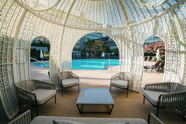 Una piscina techada, una piscina al aire libre, camas de piscina gratis