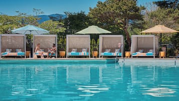 Inomhuspool, utomhuspool, cabanor (tilläggsavgift) och parasoller