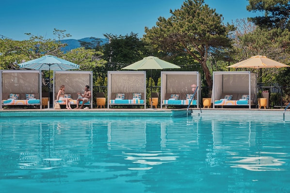 Alberca techada, alberca al aire libre y camas balinesas (con cargo)