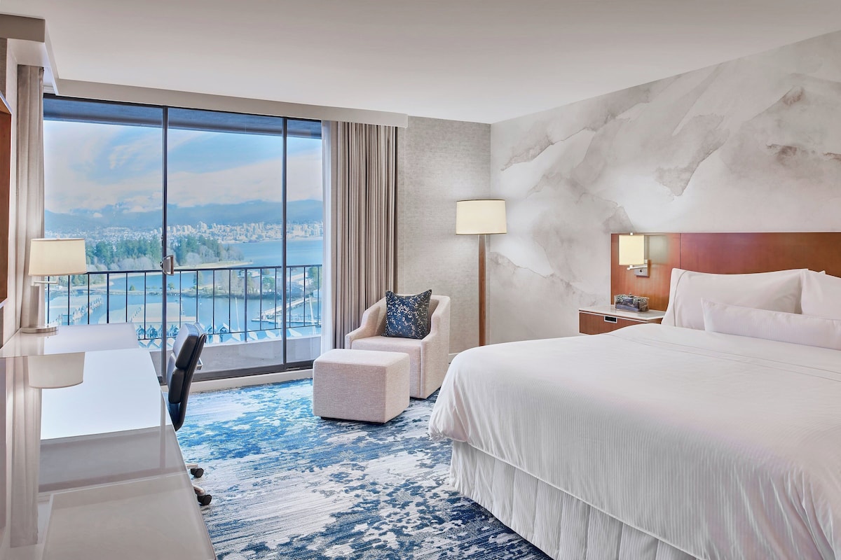 Premium bedding, down comforters, in-room safe, desk
