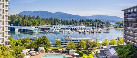 Piscine couverte, piscine extérieure, tentes de plage, parasols de plage