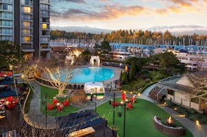 Ett semesterhotell med en swimmingpool, utomhusplats och utsikt över berg och träd.