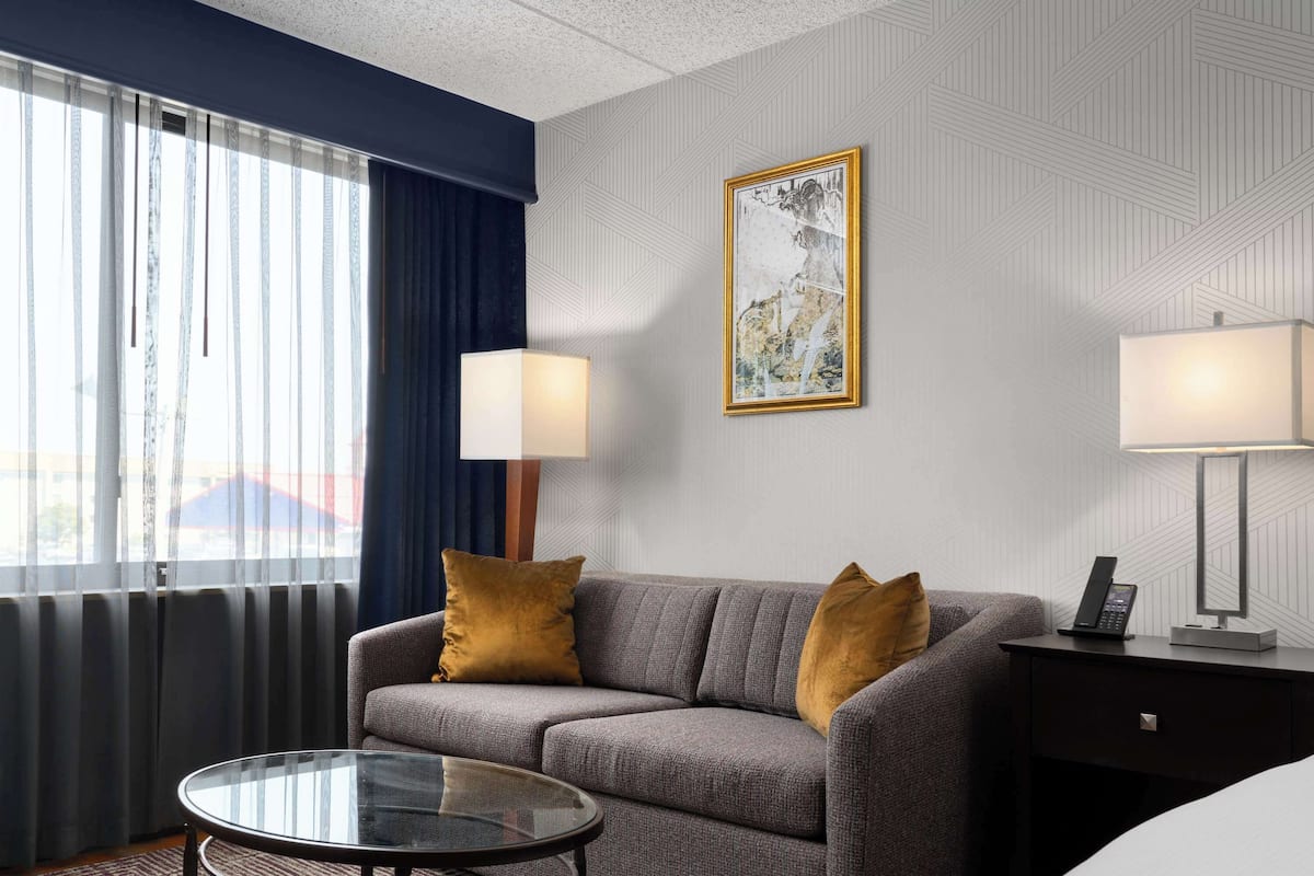 Habitación, 1 cama King size y sofá cama, para no fumadores | Área de sala de estar | Televisión
