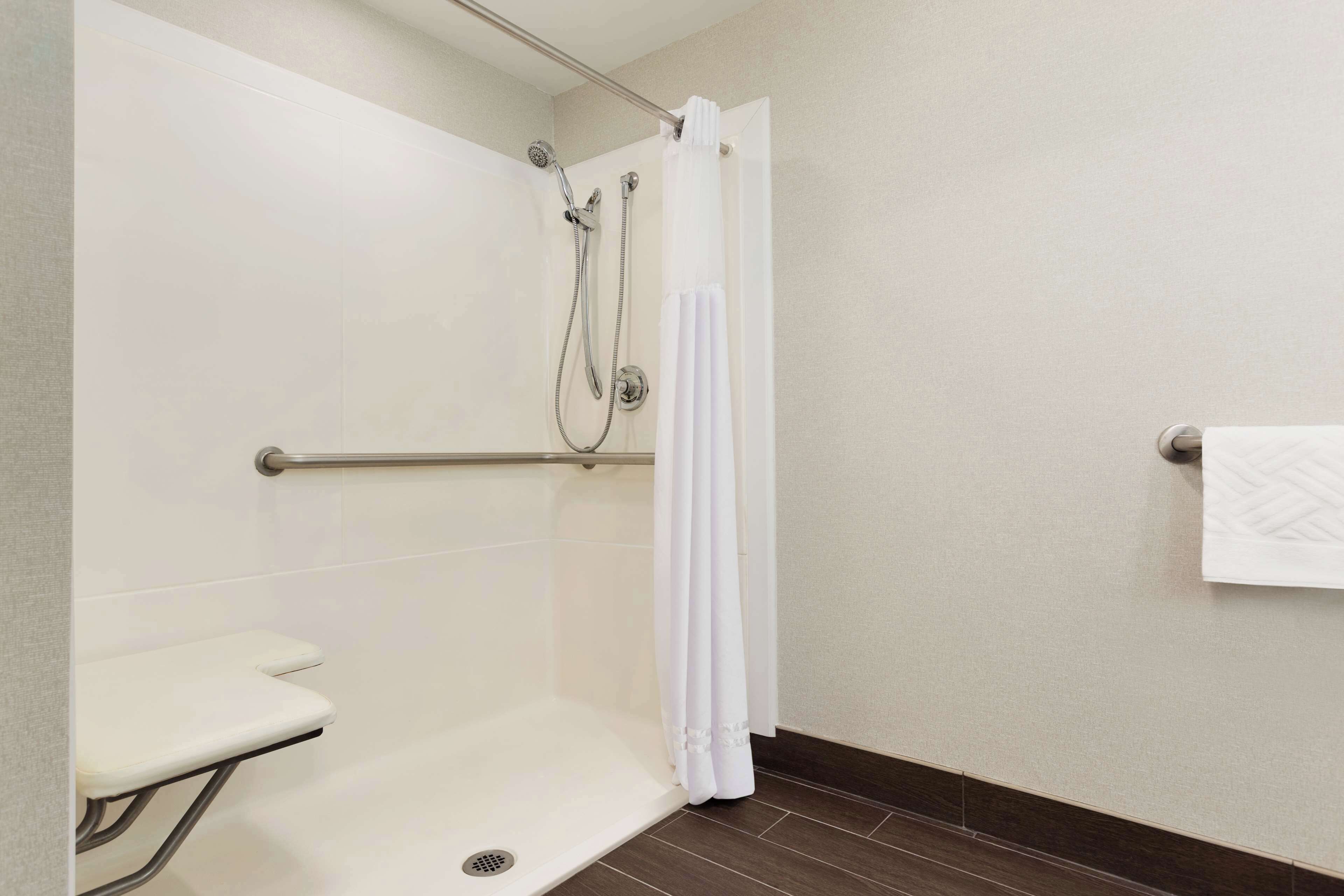 room, accessible, non smoking | bathroom | combined shower/bathtub, free toiletries, hair dryer, towels