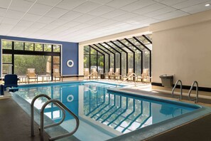 Una piscina cubierta