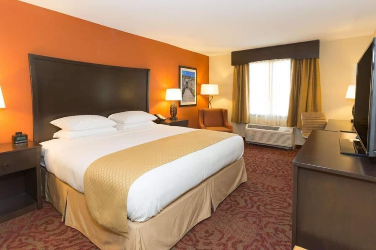 Premium bedding, pillowtop beds, in-room safe, desk