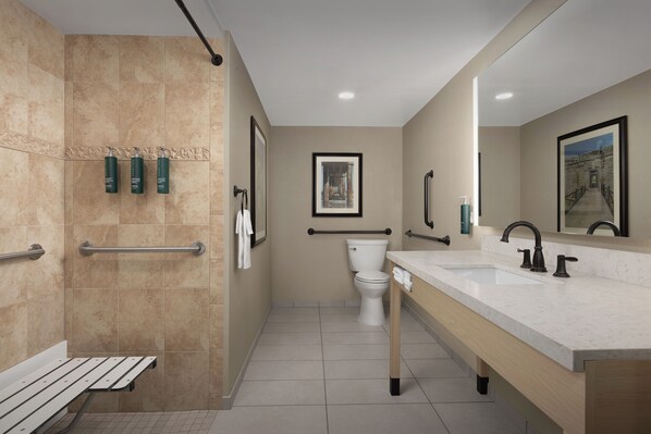 Un baño moderno con ducha, inodoro y lavamanos.