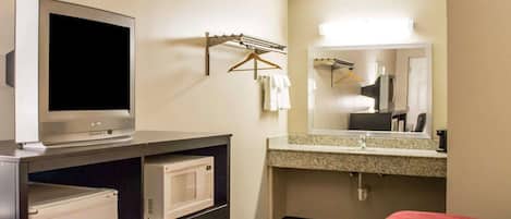 Tabla de planchar con plancha, wifi gratis y ropa de cama