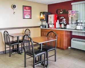 Breakfast area - Econo Lodge Columbus West (Columbus)