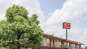 A two-story motel with a red roof and a sign that reads "EconoLodge." - Econo Lodge Columbus West (Columbus)