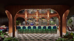 2 bars/lounges, lobby lounge