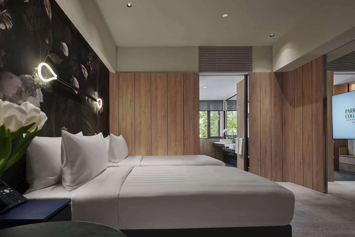 Urban Deluxe Twin | 1 bedroom, minibar, in-room safe, blackout curtains