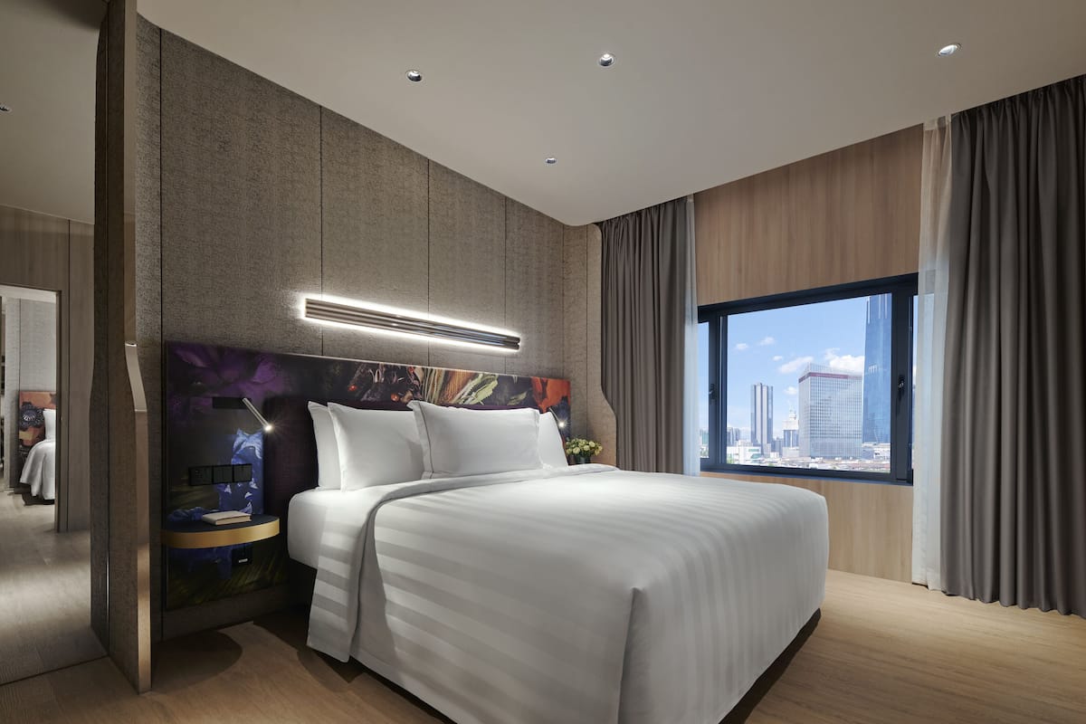 Urban Family Suite | 1 bedroom, minibar, in-room safe, blackout curtains