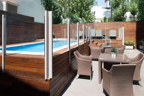 Outdoor pool, pool umbrellas, sun loungers