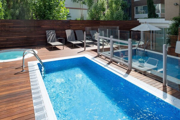 Piscine extérieure, parasols de plage, chaises longues