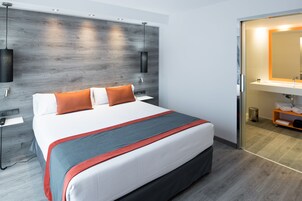 Minibar, caja de seguridad en la habitación y escritorio 