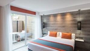 A modern hotel room with a large bed, a sliding glass door to a balcony, and a wooden accent wall. - Catalonia Mikado (Barcelona)