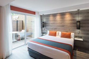 Minibar, caja de seguridad en la habitación y escritorio 