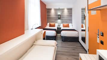Minibar, caja de seguridad en la habitación y escritorio