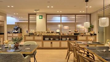 Se ofrece un desayuno bufé (17 EUR por persona)