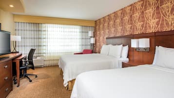 Luxe beddengoed, een bureau, een laptopwerkplek