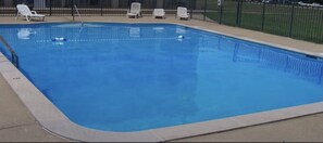 Seasonal outdoor pool, open 9:00 AM to 9:00 PM, sun loungers - Wingate by Wyndham Murfreesboro Near MTSU (Murfreesboro)