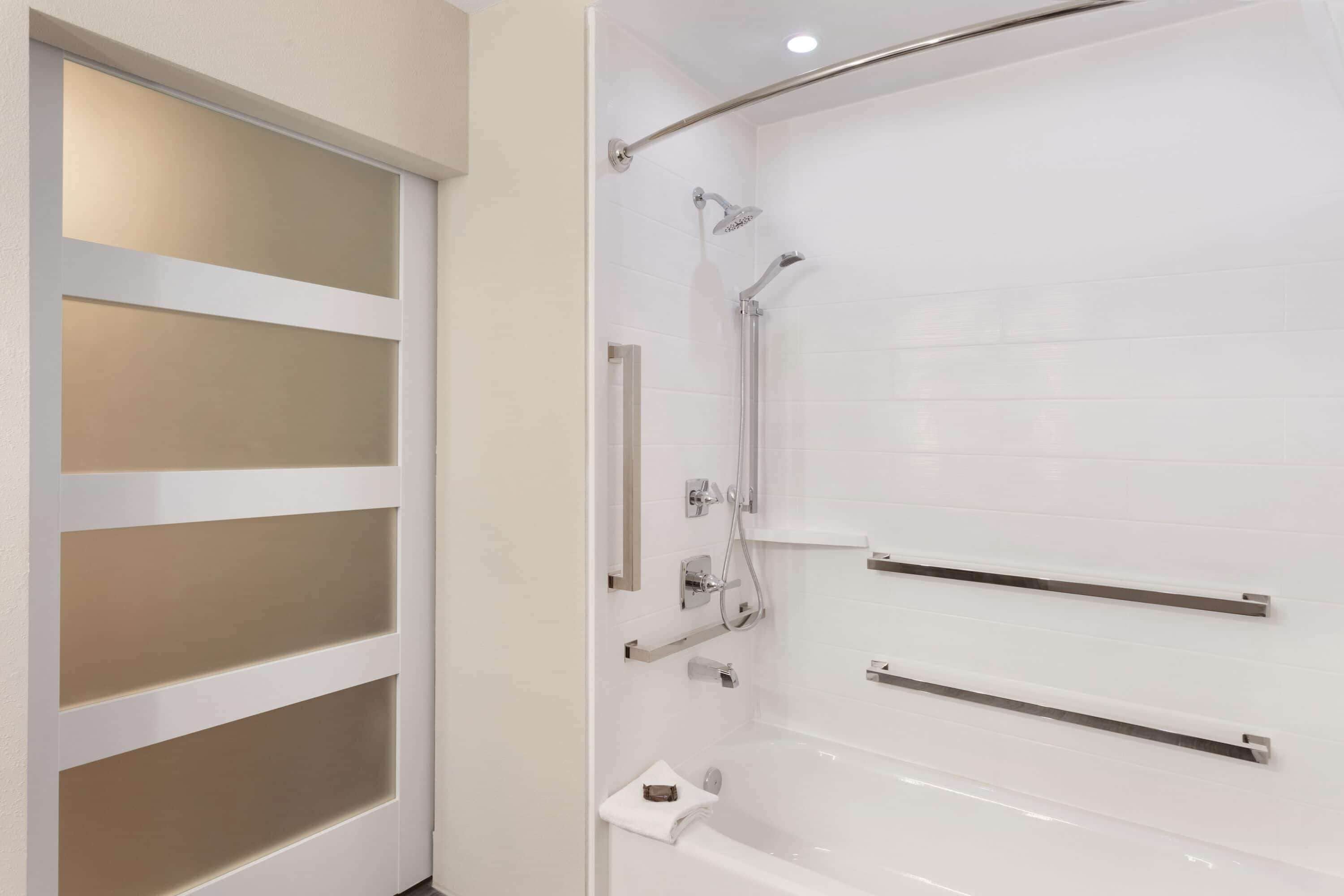 room, 1 king bed, accessible, non smoking | accessible bathroom