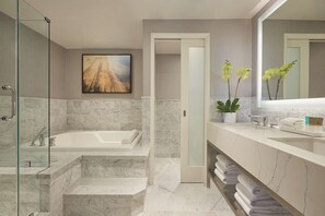 Shower, perlengkapan mandi desainer, pengering rambut, dan sandal