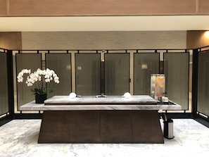 Coin salon dans le hall