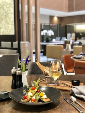 Breakfast, lunch and dinner served - Hyatt Regency Newport Beach West (Newport Beach)