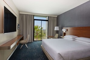 Een kluis op de kamer, een bureau, een laptopwerkplek