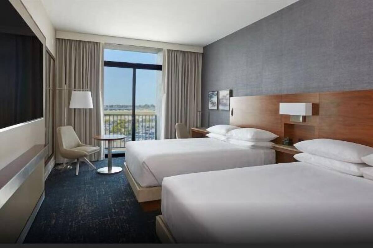 Tallelokero huoneessa, työpöytä