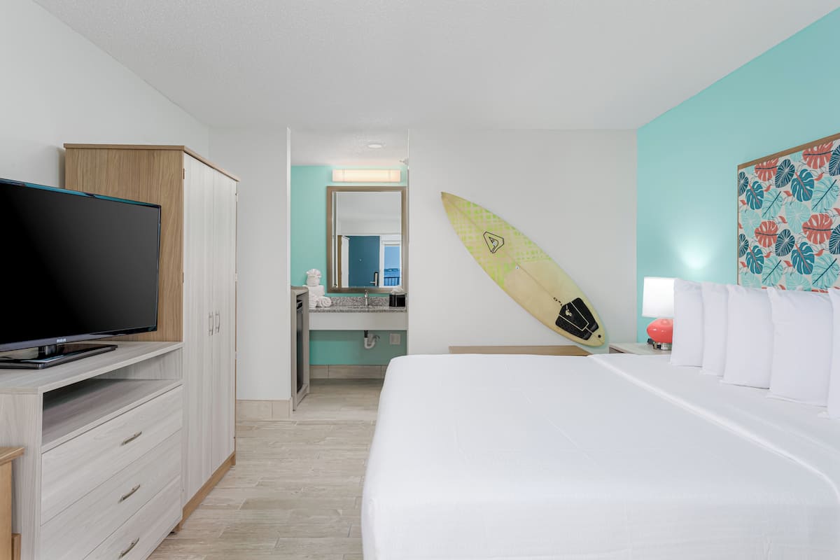 Chambre, 1 très grand lit, vue sur la baie (Upper Floor) | Bureau, rideaux d’obscurcissement, fer et planche à repasser