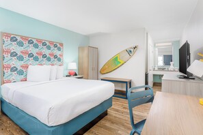Desk, blackout drapes, iron/ironing board, free WiFi - Surf & Sand Hotel (Pensacola Beach)