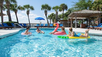 Kolam renang outdoor, dengan kursi berjemur