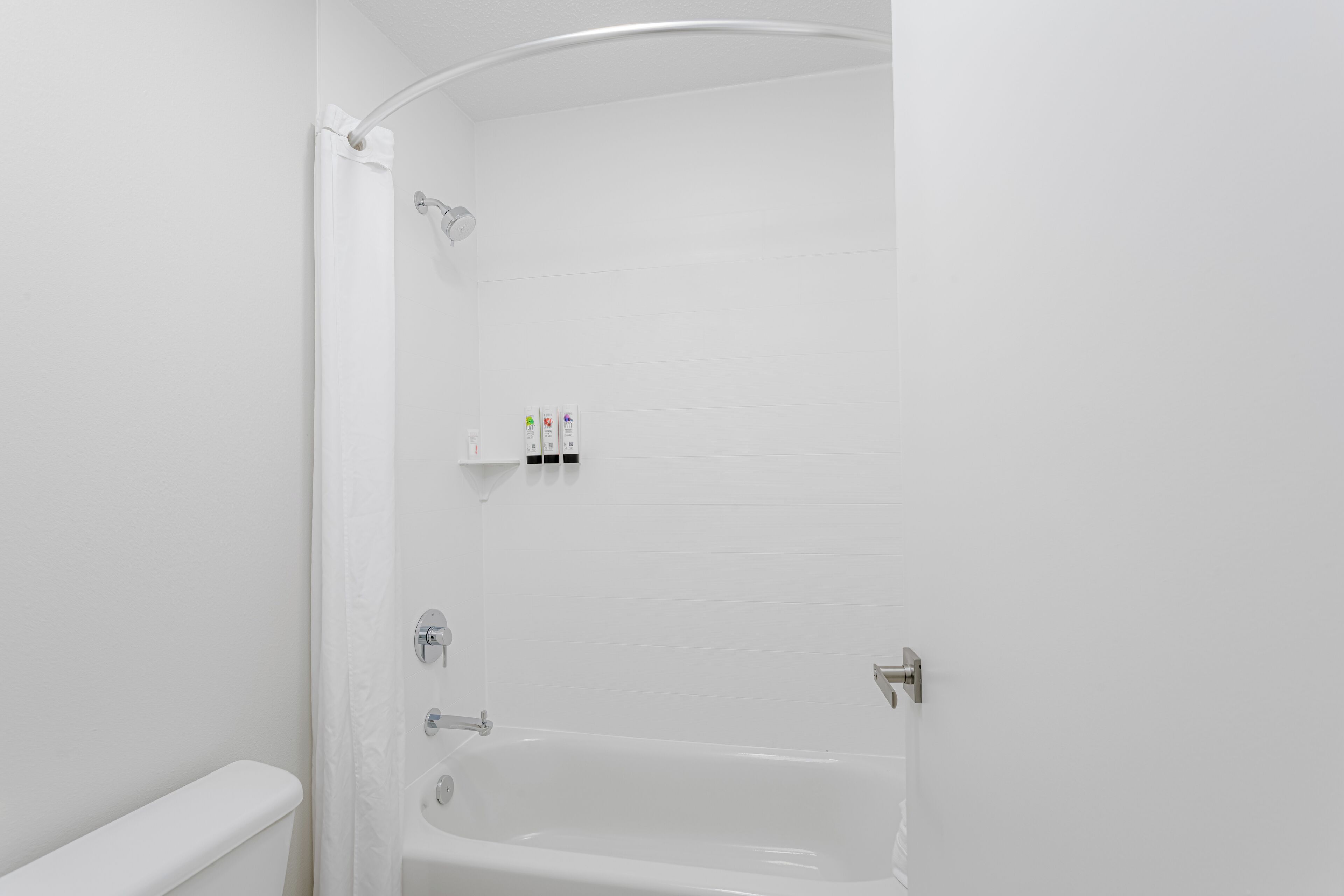 Kombinasi shower/bathtub dan perlengkapan mandi desainer