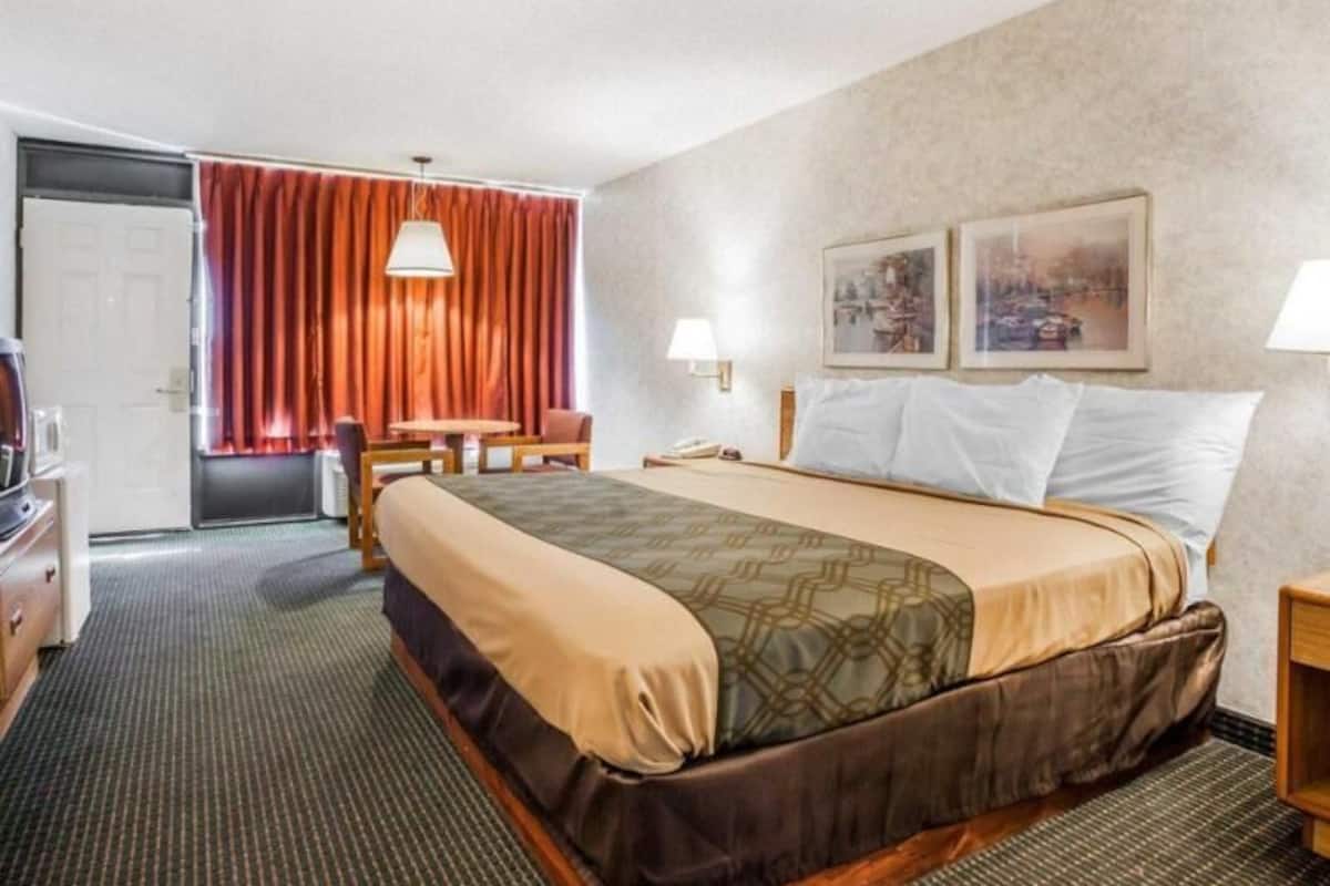 Rollaway beds, free WiFi, bed sheets