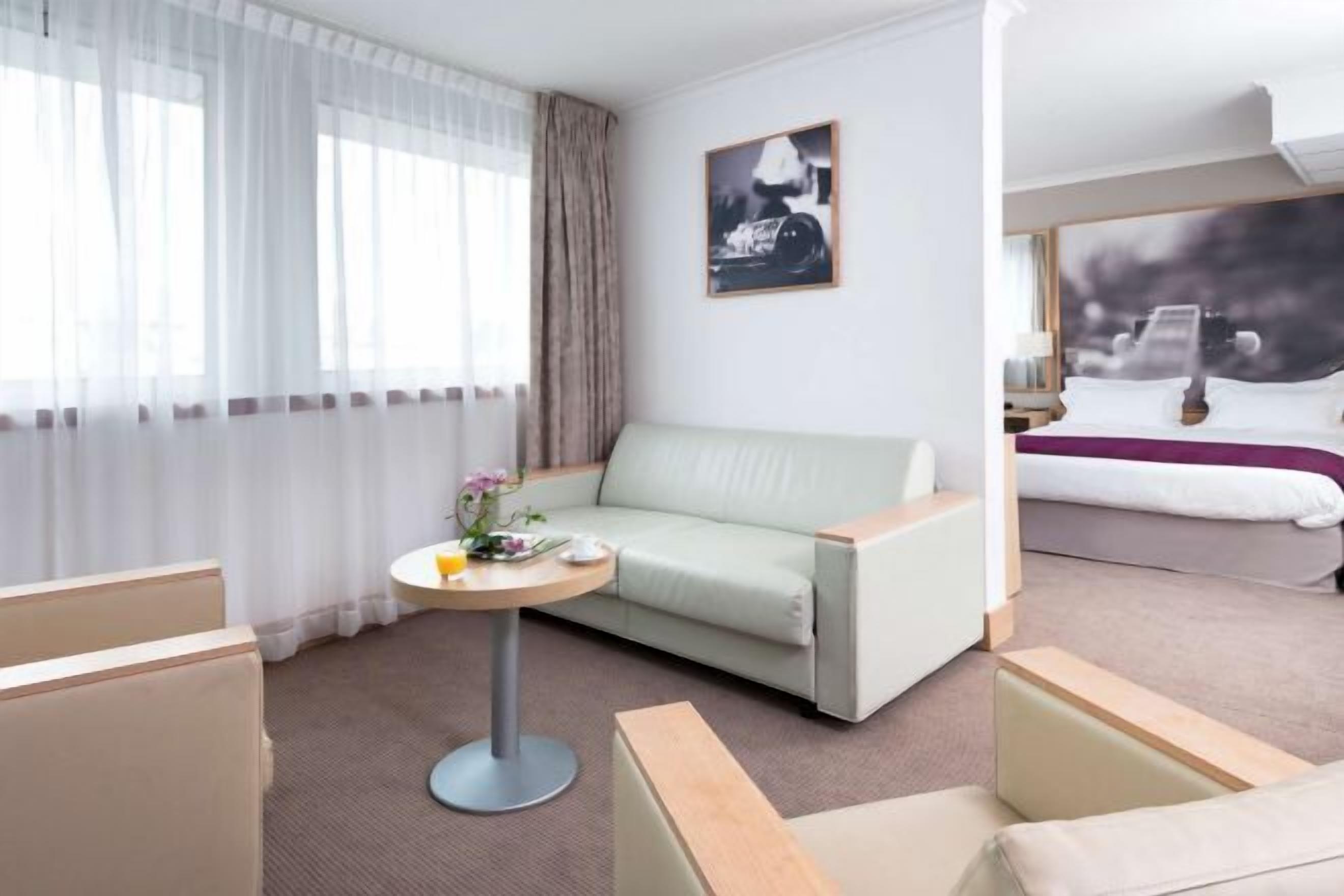 Living area | 82-cm LCD TV with digital channels, TV