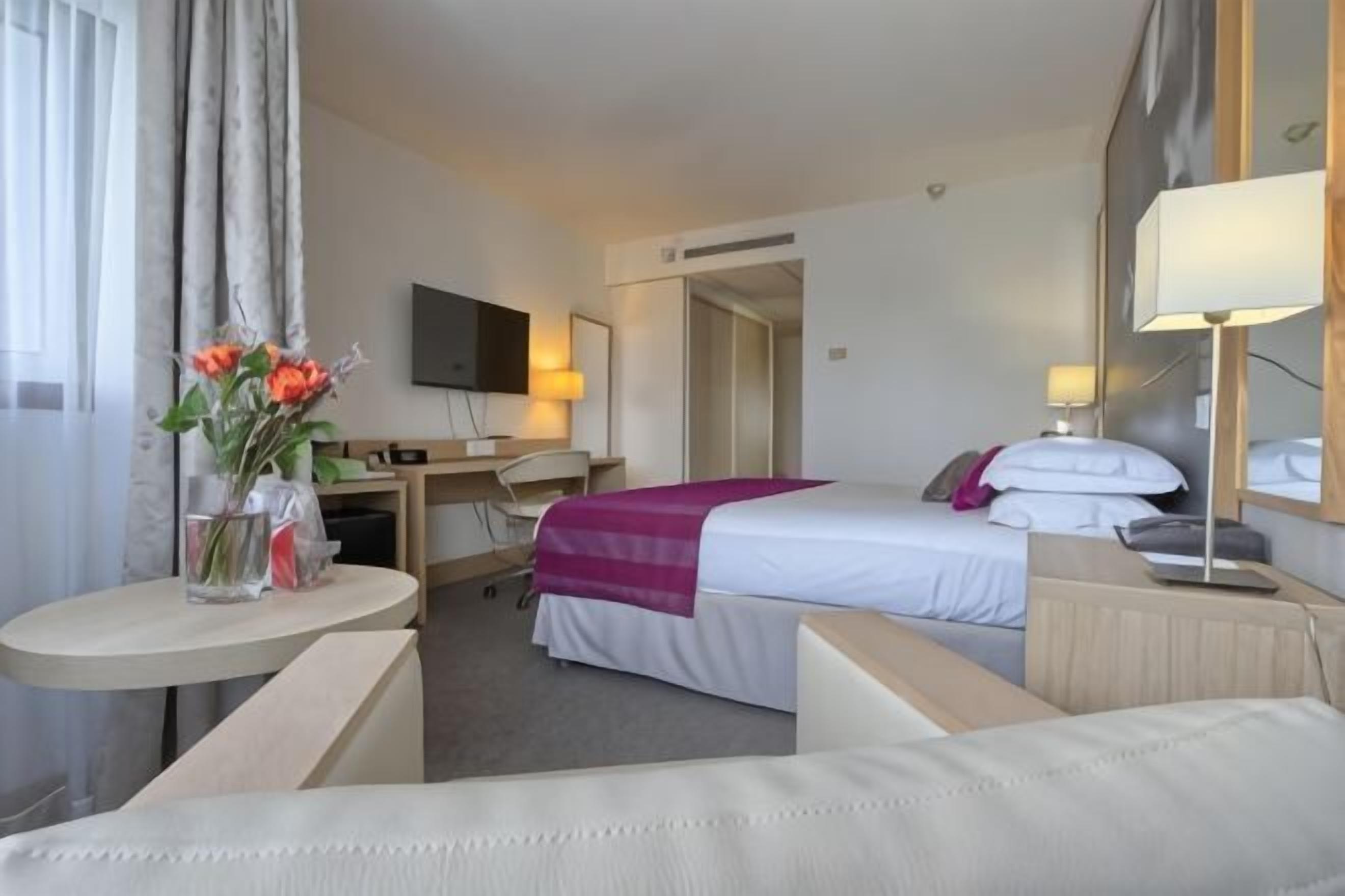 Literie de qualité, coffre-fort, bureau, système d’insonorisation