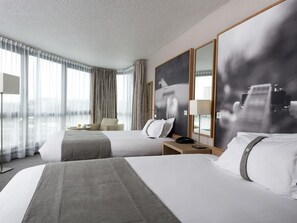 Bộ đồ giường cao cấp, két bảo mật tại phòng, bàn, phòng cách âm 