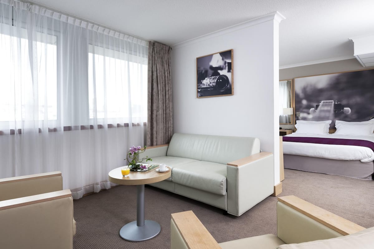 Ropa de cama de alta calidad y caja de seguridad en la habitación