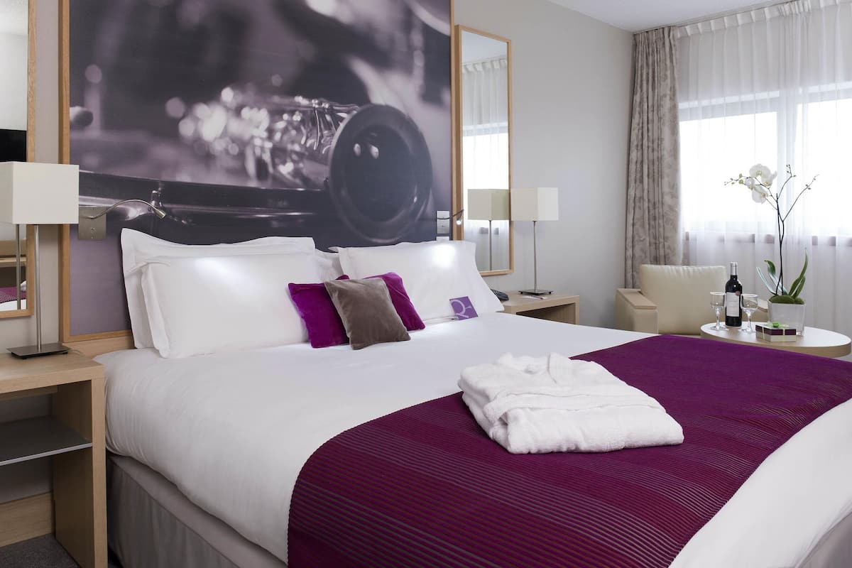 Privilege, Kamer, 1 tweepersoonsbed | Luxe beddengoed, een kluis op de kamer, een bureau, geluiddichte muren