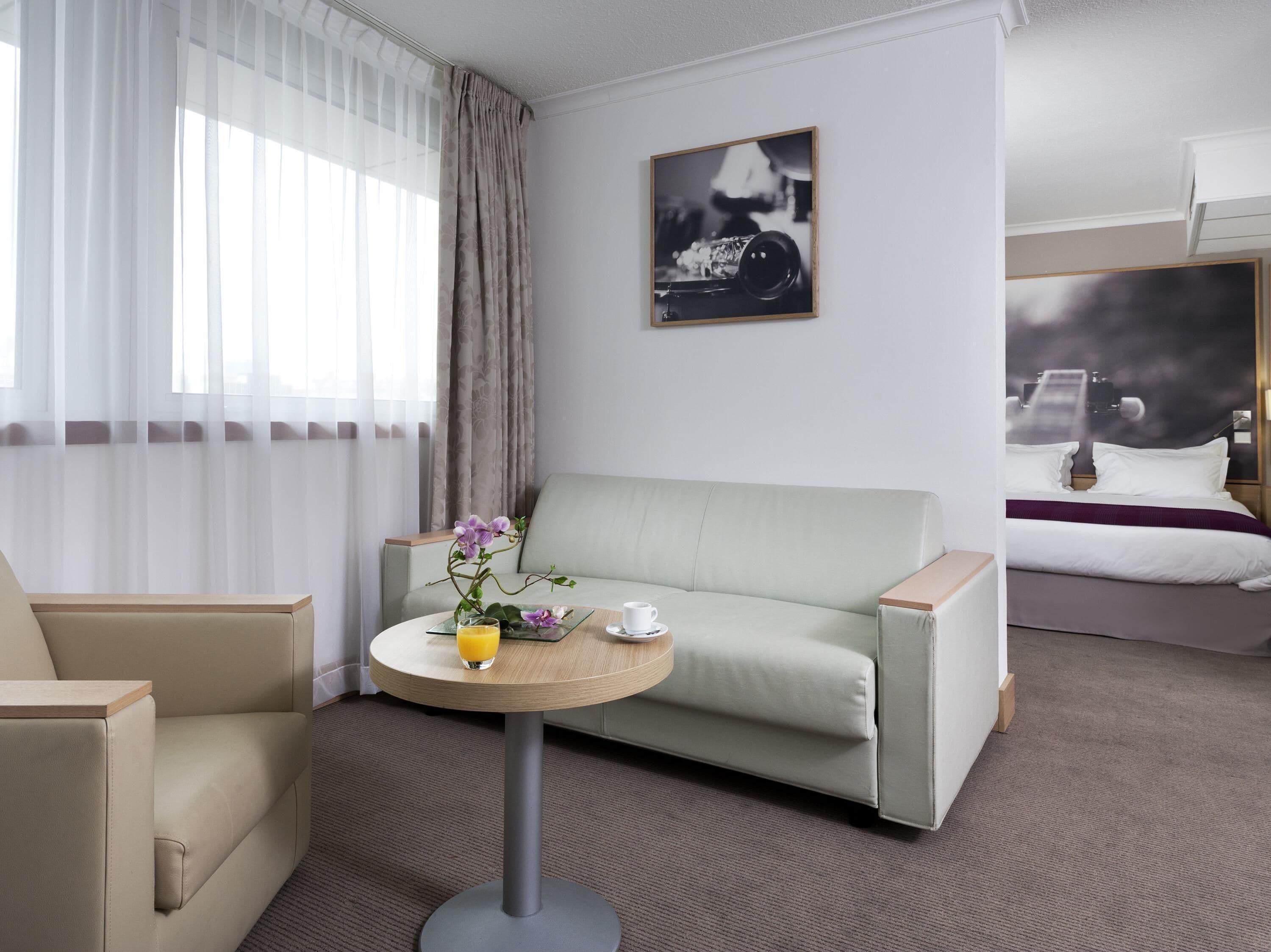 Suite, 1 tweepersoonsbed met slaapbank | Luxe beddengoed, een kluis op de kamer, een bureau, geluiddichte muren