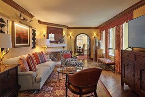 Suite – president, 1 soverom, ikke-røyk, byutsikt | Sengetøy av topp kvalitet, dundyner, safe på rommet og skrivebord