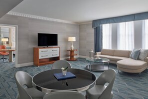 Suite – royal, 1 soverom, byutsikt | Oppholdsrom | LCD-TV og filmkjøp