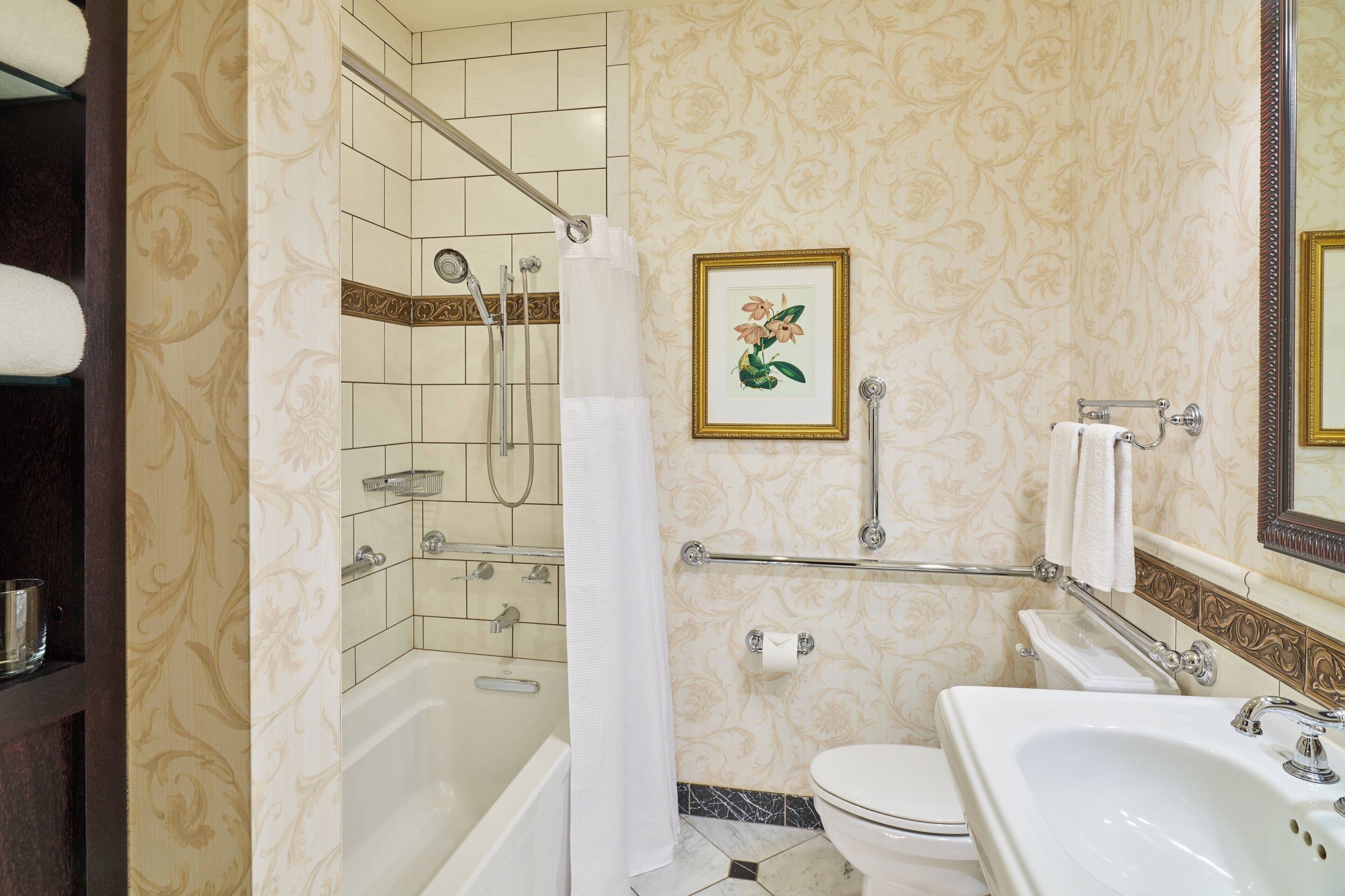 Une salle de bain avec une baignoire, des toilettes et un lavabo.