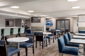 Free daily buffet breakfast  - Hampton Inn Chicago-O'Hare International Airport (Schiller Park)